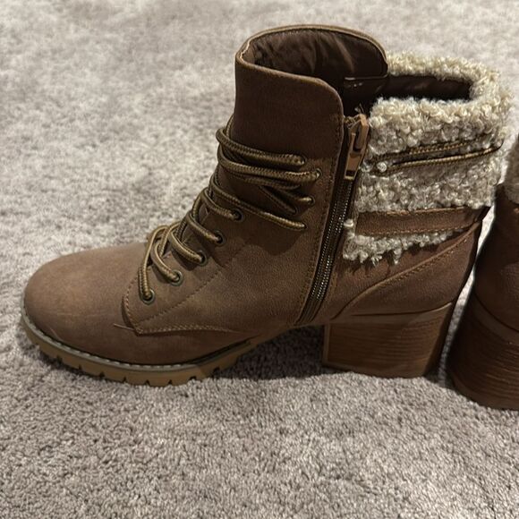 Very G boots with heels! Zipper sides and fur! Too cute ! Size 10
NWOT - Picture 3 of 6